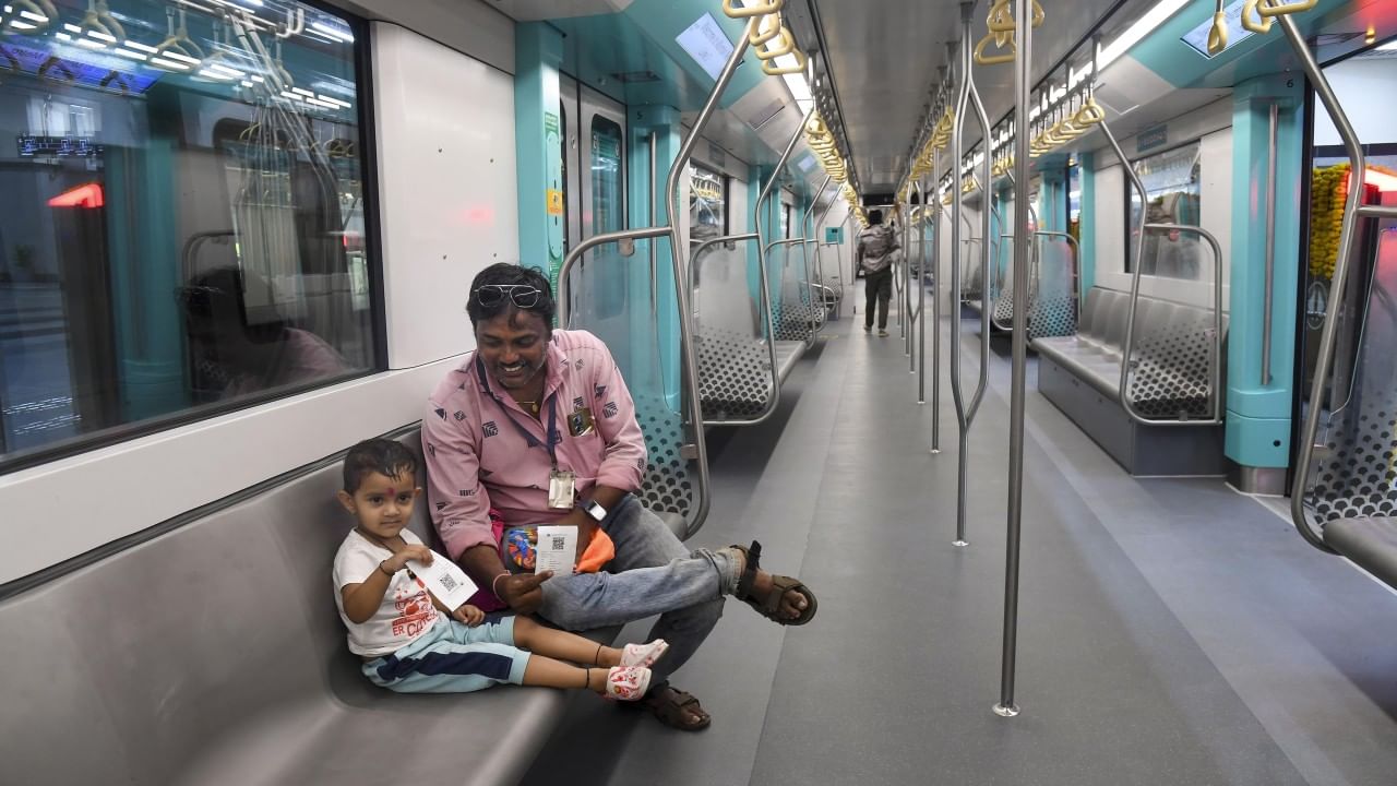 रांगेची झंझट संपली! आता  WhatsApp वरून तिकीट मिळवा पटकन आणि सोप्या पद्धतीने