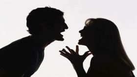 नवरा गाढ झोपला, बायको भयंकर रागावली, उकळतं तेल घेऊन आली, त्यानंतर.... नवरा गाढ झोपला, बायको भयंकर रागावली, उकळतं तेल घेऊन आली, त्यानंतर....