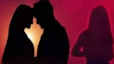 Female Foot Palmistry : असे पाय असलेल्या महिला नवऱ्यासाठी असतात... सासरी काय होतं?