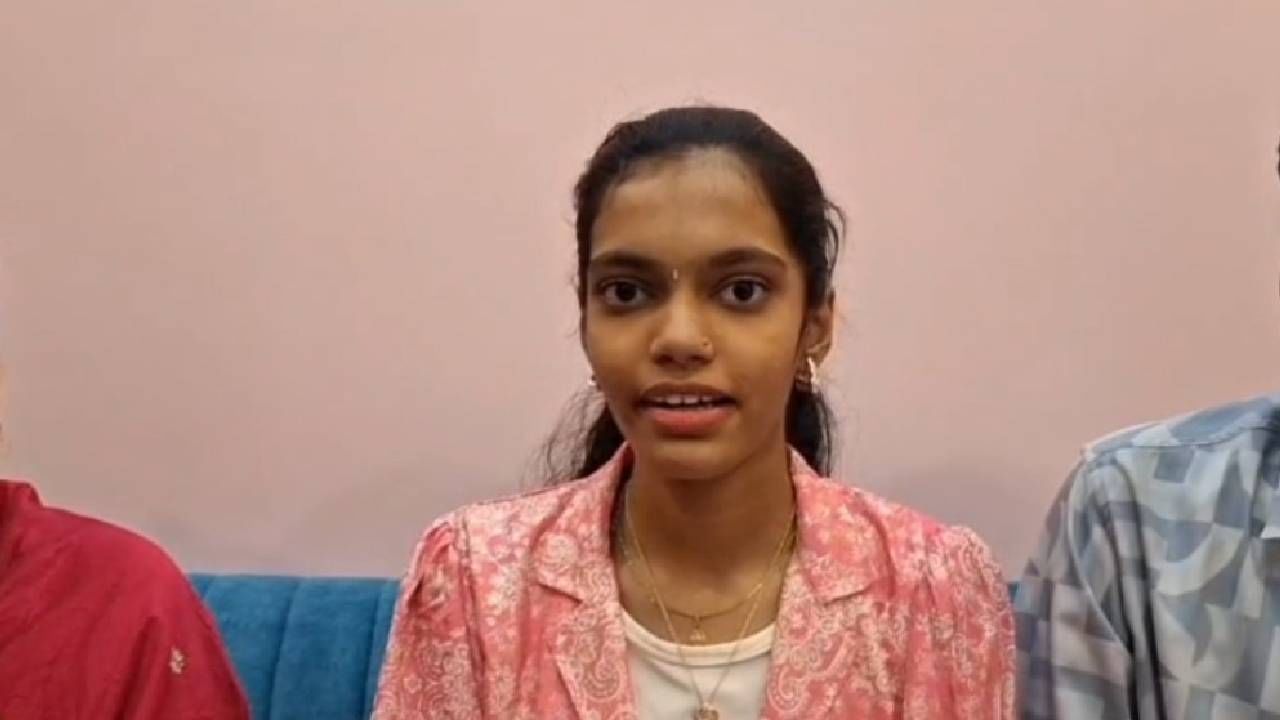 विशेष म्हणजे यशस्वीने कोणताही क्लास न लावता घरीच अभ्यास करत हे यश संपादन केले असून तिच्या या यशाचे सर्वत्र कौतुक होत आहे.