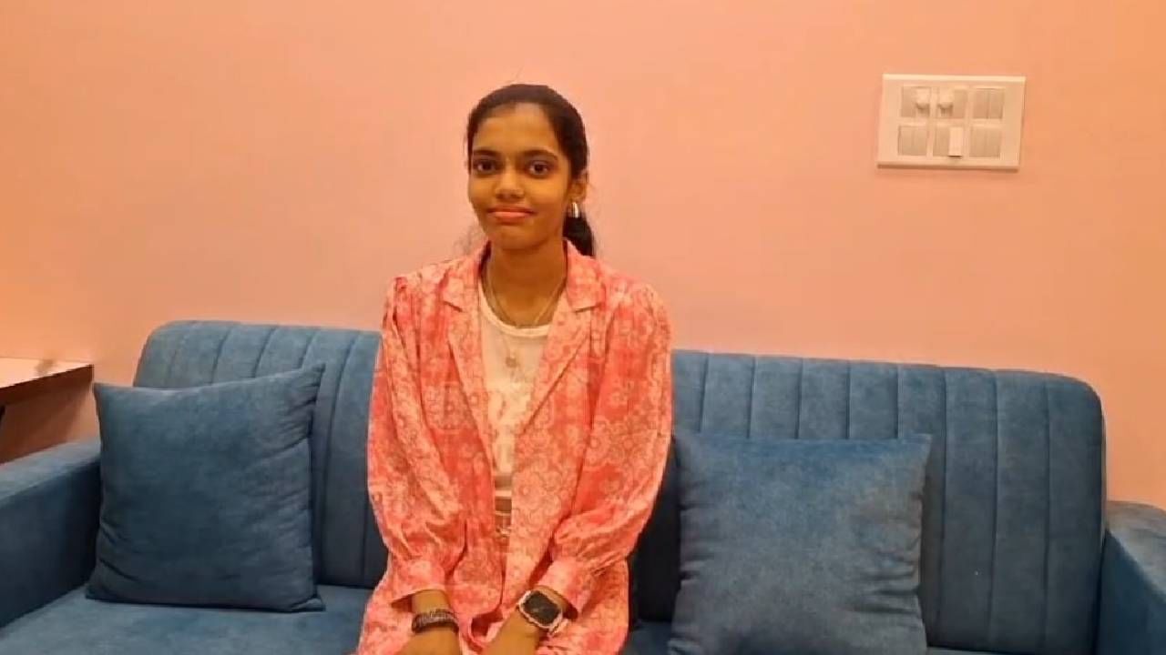 डोंबिवलीतील ओम इंग्लिश स्कूलची विद्यार्थिनी यशस्वी शैलेश देसाई हिने आयसीएसई (10 वी) बोर्ड परीक्षेत तब्बल 97.80 टक्के गुण मिळवत उत्तुंग यश मिळवले आहे. 