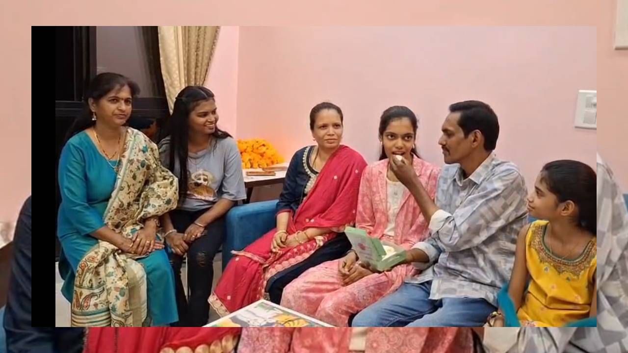 “लहानपणापासून यशस्वी अभ्यासात खूपच हुशार आहे. घरी आली तरी अभ्यास करतच असते. तिला व्हॉलीबॉलचा खेळ खूप आवडतो आणि ती आपल्या शाळेच्या संघाची कॅप्टनही होती” असे तिची मामेबहीण ज्ञानश्री गदरे हिने यशस्वीच्या यशावर आनंद व्यक्त करत सांगितले.
