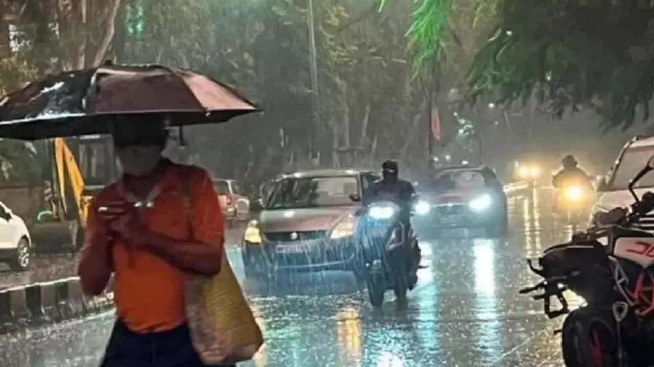 यंदा राज्यात वेळेपूर्वीच मान्सूनचं आगमन झालं होतं, सामान्यपणे राज्यात मान्सून 7 जून रोजी दाखल होतो, मात्र यावेळी तब्बल 12 दिवस आधीच म्हणजेच 25 मे रोजीच राज्यात पावसानं एन्ट्री केली.