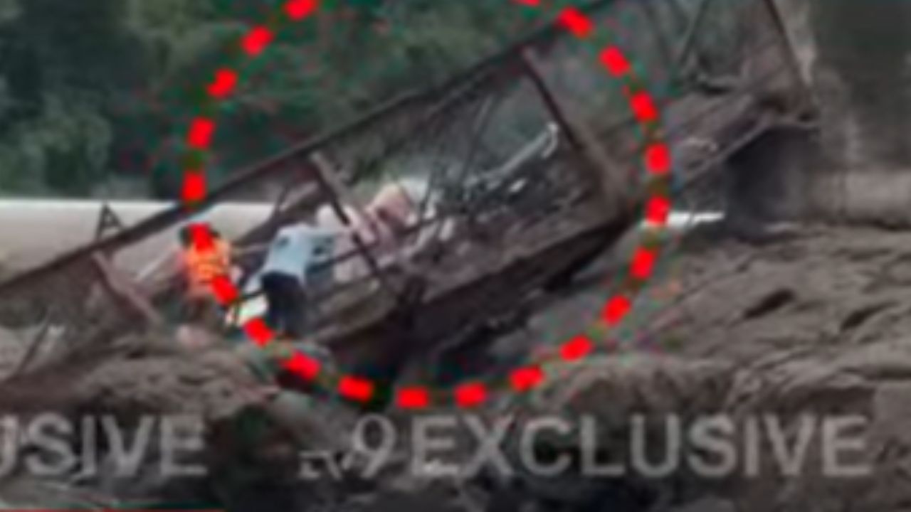 पुण्यातून मोठी बातमी समोर येत आहे, इंद्रायणी नदीवरील पूल कोसळला आहे. या घटनेत 20 ते 25 जण वाहून गेल्याची भीती व्यक्त करण्यात येत आहे.