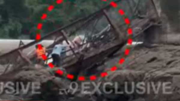 पुण्यातून मोठी बातमी समोर येत आहे, इंद्रायणी नदीवरील पूल कोसळला आहे. या घटनेत 20 ते 25 जण वाहून गेल्याची भीती व्यक्त करण्यात येत आहे.