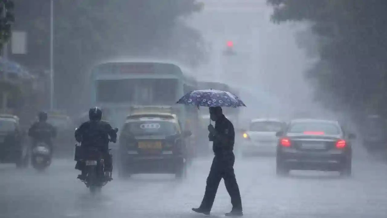 त्यानंतर 30 मे पर्यंत राज्याच्या अनेक भागांमध्ये पावसानं जोरदार हजेरी लावली, मात्र त्यानंतर पावसात खंड पडला, दरम्यान दहा जूननंतर राज्यात पुन्हा पाऊस झाला आणि त्यानंतर परत खंड पडला, मुंबई वगळता इतर भागांमध्ये अत्यल्प पाऊस झाला. 