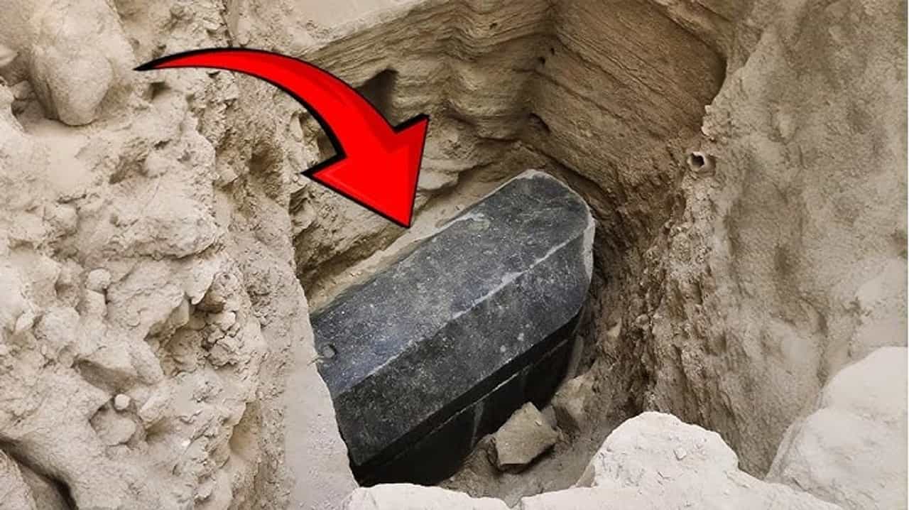 2000 वर्षे जुनी शवपेटी सापडली, दहशतीखाली लोक, रक्त पिण्यासाठी...