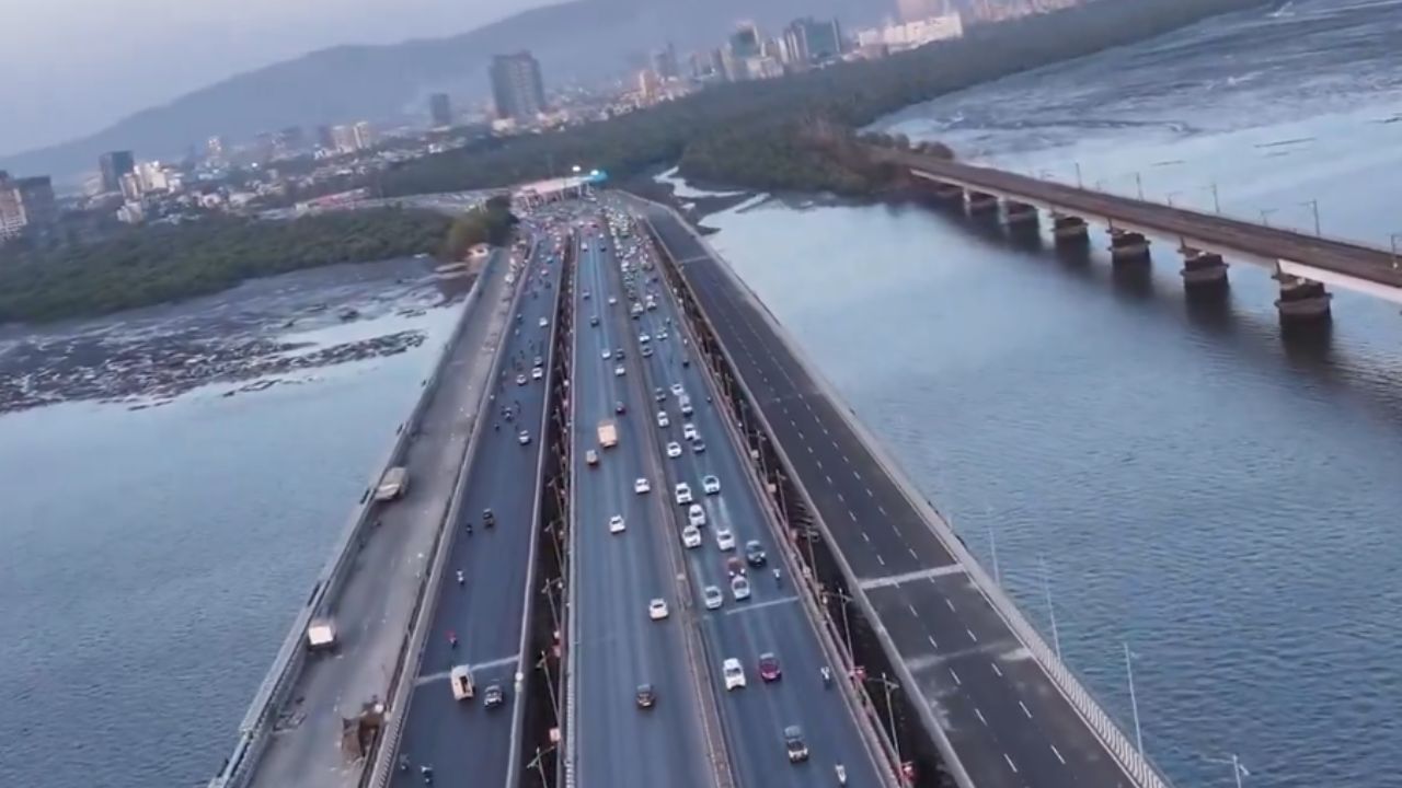 या मार्गावर ३२ मोठे पूल आहेत. त्यात व्हायाडक्ट आणि ८४ मीटर उंचीवर असलेले पूल यांचा समावेश आहे. वाहतुकीच्या दृष्टीने सर्वाधिक उंचीच्या खांबांवर असलेला पूल आणि एकूण ३२ मोठे पूल, २५ इंटरचेंज आणि ६ कि.मी. ओव्हरपास तयार करण्यात आले आहेत.