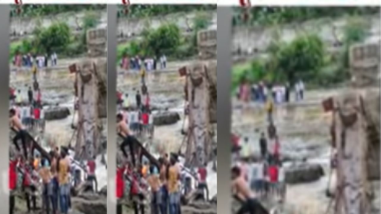 कुंडमळा ओलांडण्यासाठी या बाजूवरून दुसऱ्या बाजूला जाण्यासाठी पूल आहे. हाच पूल कोसळला आहे. या घटनेत 20 ते 25 पर्यटक वाहून गेले आहेत.  