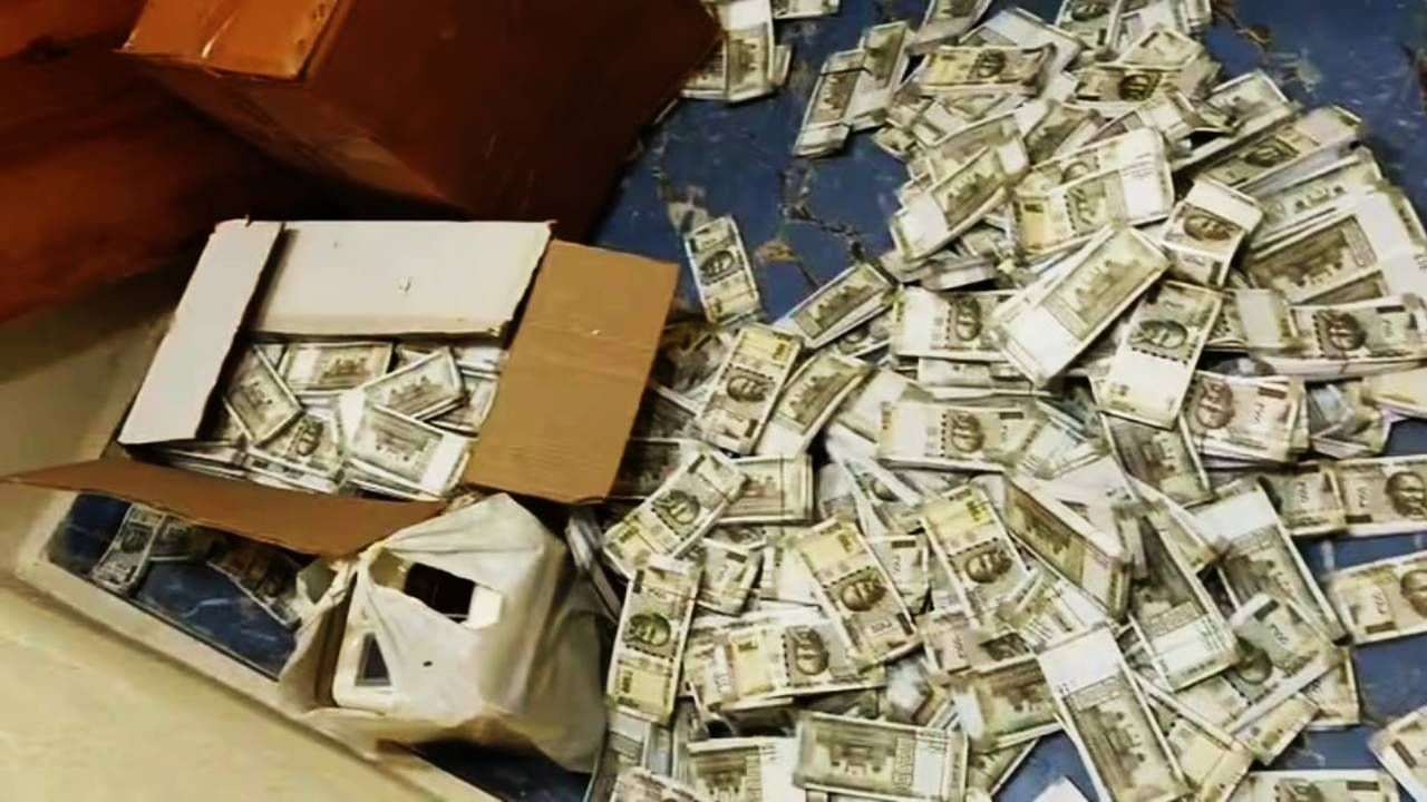 500 रुपयांच्या नोटांचा ढीग! बंडलांचा डोंगर पाहून पोलिस अवाक, मग चौकशीत समोर आले ते सत्य