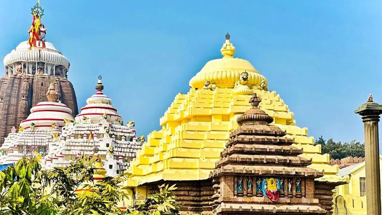 धार्मिक श्रद्धा अशी आहे की भगवान जगन्नाथ यांचे वाहन गरुड देव आहे. ज्याला पक्षांचा राजा मानलं जातं. तो स्वतः या मंदिराचे रक्षण करतो. त्यामुळे इतर पक्षी आदराने किंवा भीतीने या मंदिरावरून उडत नाहीत.