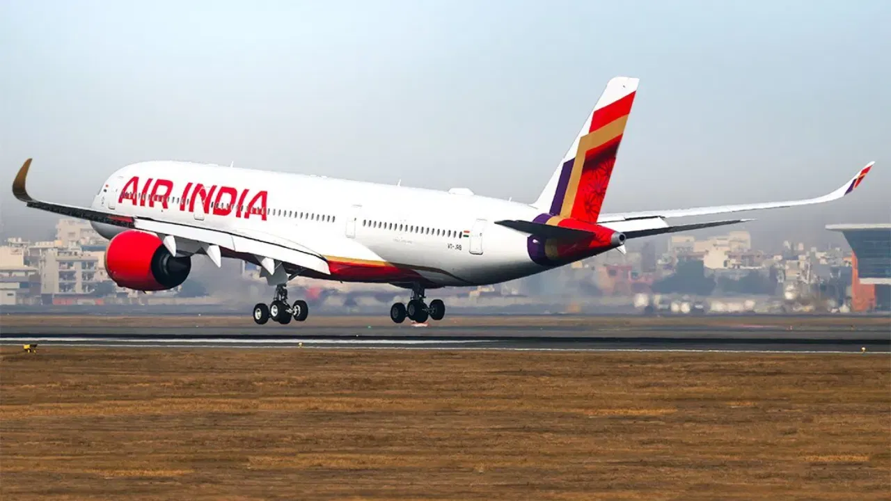 Air India Dreamliner : हवेत असतानाच आणखी एका एअर इंडियाच्या विमानात बिघाड, वैमानिकाने उचललं महत्त्वाच पाऊल Air India Dreamliner : हवेत असतानाच आणखी एका एअर इंडियाच्या विमानात बिघाड, वैमानिकाने उचललं महत्त्वाच पाऊल