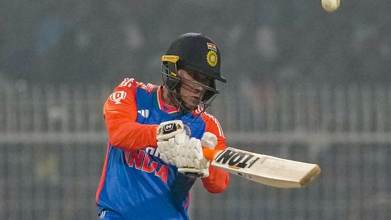 टी 20i क्रिकेटचा थरार आणि रोमांच आणखी वाढवण्यासाठी आयसीसीने मोठा निर्णय घेतला आहे. आयसीसीने मेन्स टी 20i क्रिकेटमधील पावरप्लेबाबत महत्त्वाचा बदल केला आहे. (Photo Credit : PTI)