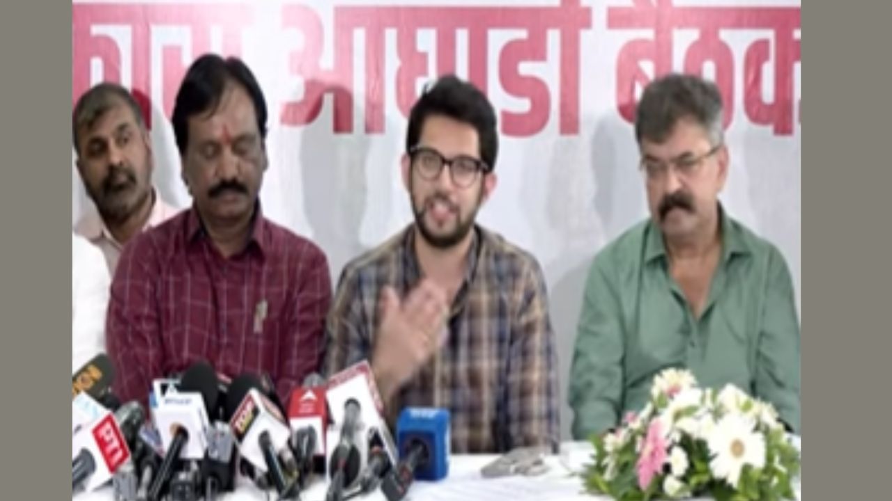 सरकारच्या चहापानाच्या कार्यक्रमाला जायचे म्हणजे पाप; आदित्य ठाकरेंची टीका सरकारच्या चहापानाच्या कार्यक्रमाला जायचे म्हणजे पाप; आदित्य ठाकरेंची टीका