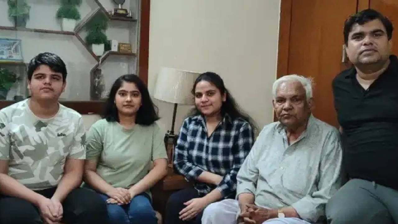 कुटुंब आहे की MBBS ची फॅक्ट्री! एकाच घरात इतके डॉक्टर्स, एकाच फॉर्म्युलाने NEET केलं क्रॅक कुटुंब आहे की MBBS ची फॅक्ट्री! एकाच घरात इतके डॉक्टर्स, एकाच फॉर्म्युलाने NEET केलं क्रॅक