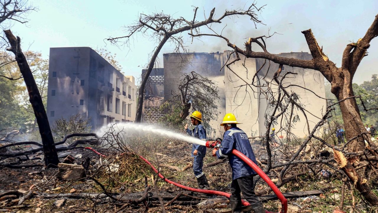 Ahmedabad Plane Crash : 100 शवपेट्या तयार करा, एअर इंडियाच्या अधिकाऱ्यांचा तो एक फोन अन्...