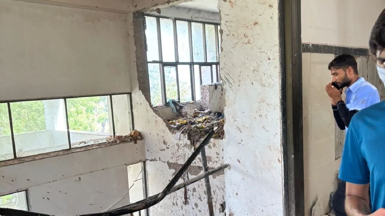 या घटनेत २० विद्यार्थ्यांचा मृत्यू झाल्याचे सांगितले जात आहे, मात्र याची अधिकृत माहिती समोर आलेली नाही.