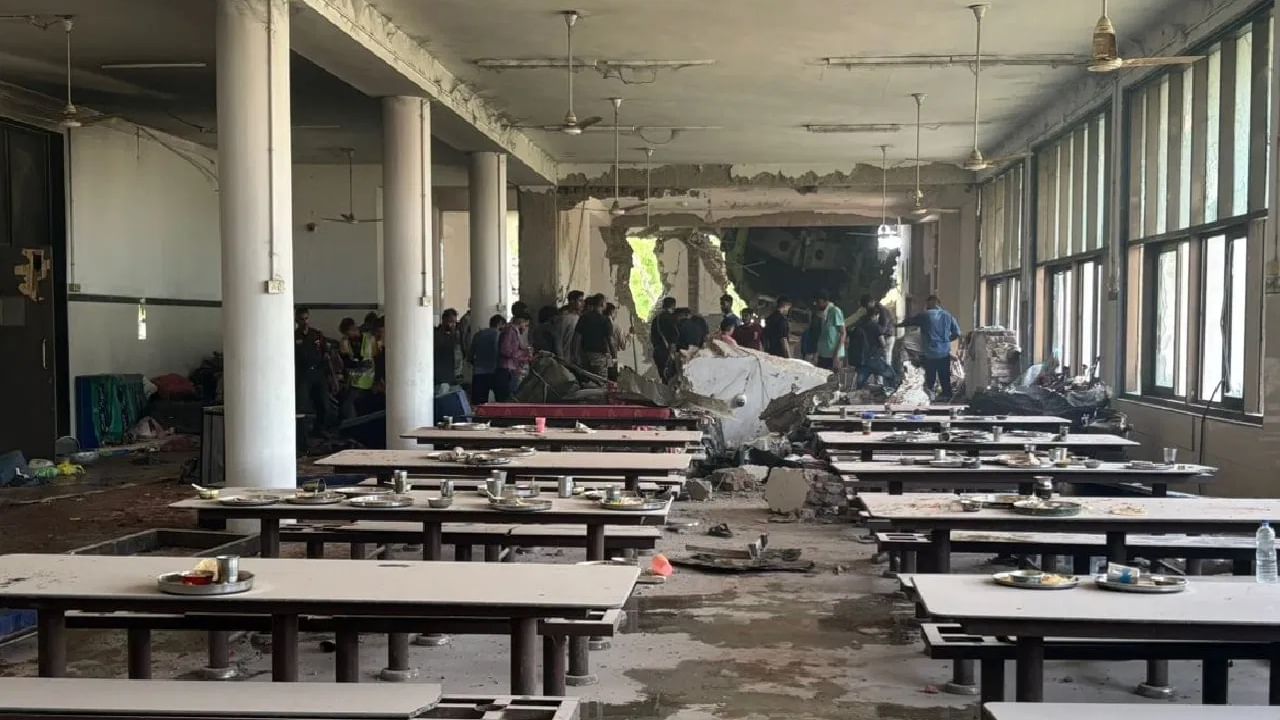 या विमानाचा अपघात मेघानीनगरच्या निवासी भागात झाला. या ठिकाणी बीजे मेडिकल कॉलेज आहे. हे विमान थेट या कॉलेजच्या हॉस्टेलच्या इमारतीत घुसले.