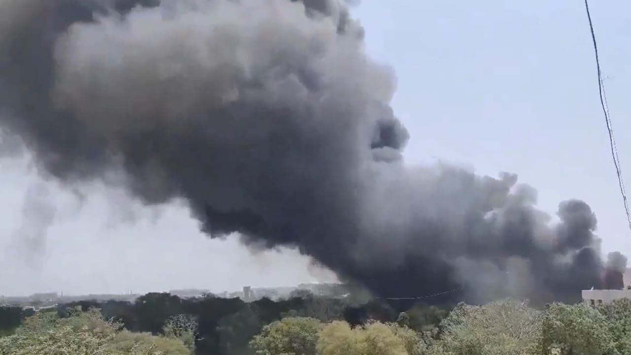 गुजरातच्या अहमदाबादमध्ये एक मोठी आणि धक्कादायक दुर्घटना घडली आहे. गुरुवारी एअर इंडियाचे फ्लाइट क्रमांक AI-171 चा मोठा अपघात झाला.