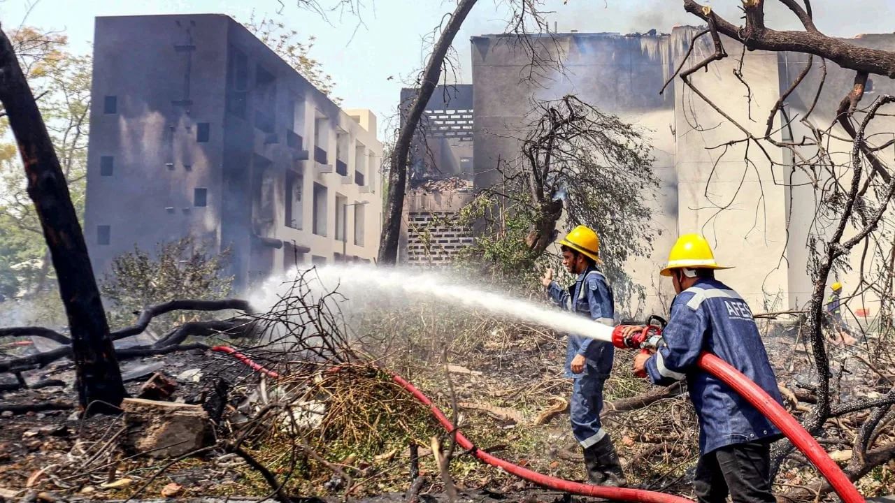 या फोटोत विमानाच्या पुढचा भाग कशाप्रकारे हॉस्टेलच्या भिंतीत पूर्णपणे घुसला आहे, हे स्पष्ट पाहायला मिळत आहे. तसेच इमारतीचे स्लॅब आणि भिंत तुटलेल्या अवस्थेत आहे.