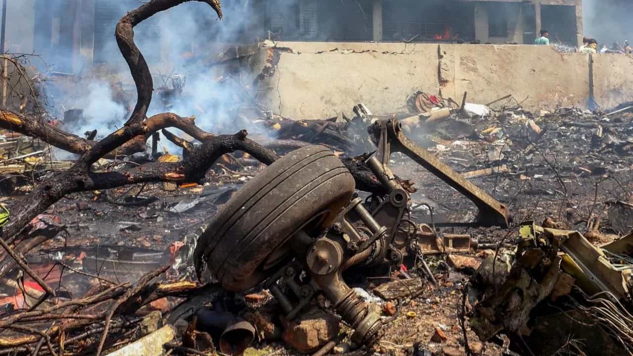 BIG Breaking : लंडनला जाणाऱ्या एअर इंडियाच्या विमानातील सर्वच 242 जणांचा मृत्यू, AP वृत्तसंस्थेचा दावा BIG Breaking : लंडनला जाणाऱ्या एअर इंडियाच्या विमानातील सर्वच 242 जणांचा मृत्यू, AP वृत्तसंस्थेचा दावा