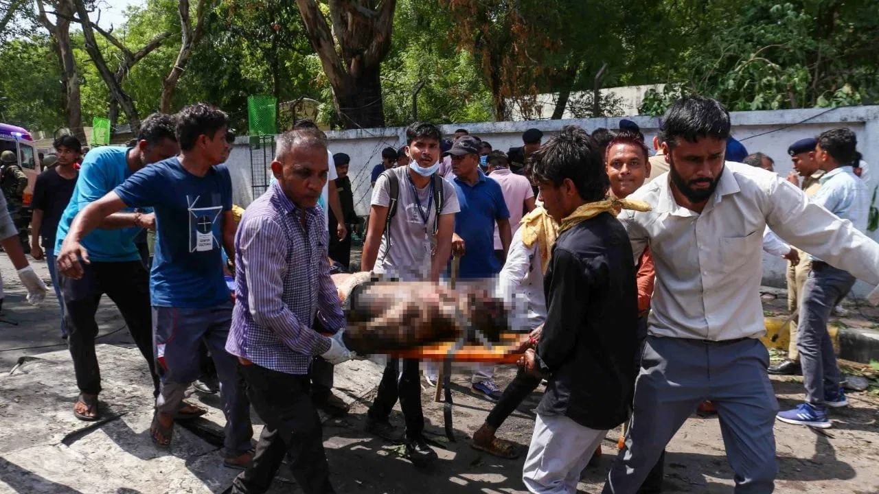 दुपारी १:३८ वाजण्याच्या सुमारास या मेसमध्ये बहुतेक विद्यार्थी जेवण करत होते. तेव्हाच ड्रीमलाइनर विमान अचानक अनियंत्रित होऊन थेट इमारतीवर कोसळले.