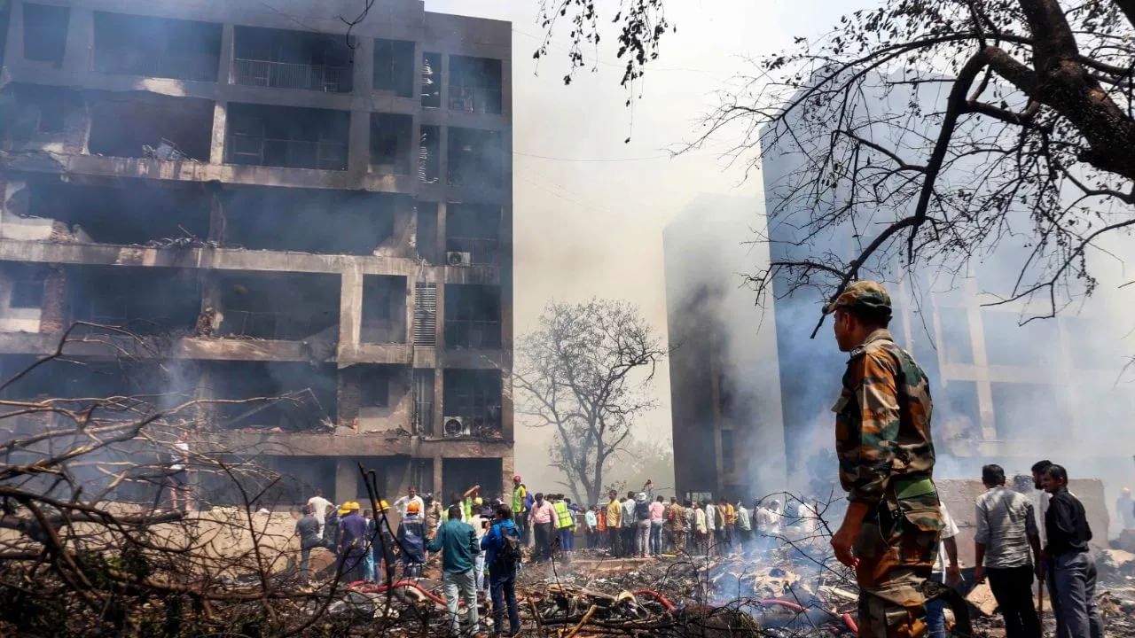 अहमदाबादमध्ये झालेल्या विमान अपघाताने संपूर्ण देशाला हादरवून सोडले आहे. अहमदाबादहून लंडनला जाण्यासाठी उड्डाण घेतल्यानंतर अवघ्या काही मिनिटांतच एअर इंडियाचे विमान खाली कोसळले. या विमानात २४२  प्रवाशी होते.