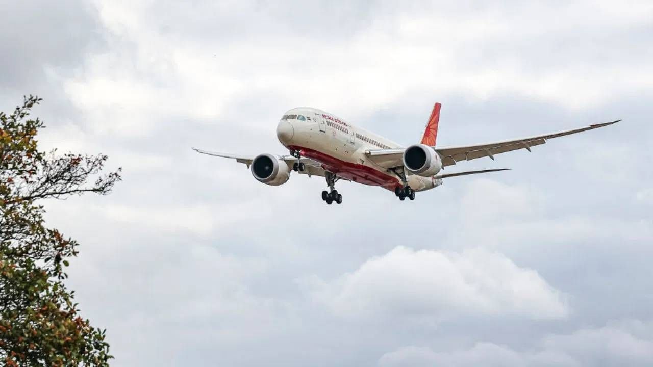 मोठी बातमी! एअर इंडियाचे विमान बॉम्बने उडवण्याची धमकी, तात्काळ लँडिंग; 156 प्रवाशी पुन्हा हादरले