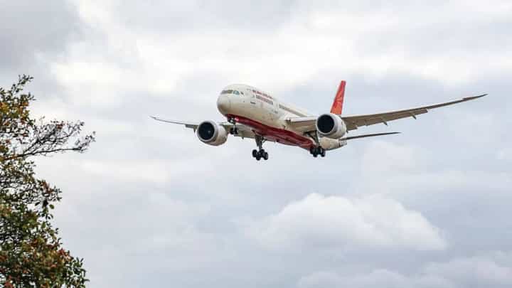 Air India Flight Cancel : लंडनला जाणारी एअर इंडियाची AI-159 फ्लाईट रद्द, प्रवाशांनी व्यक्त केला संताप Air India Flight Cancel : लंडनला जाणारी एअर इंडियाची AI-159 फ्लाईट रद्द, प्रवाशांनी व्यक्त केला संताप