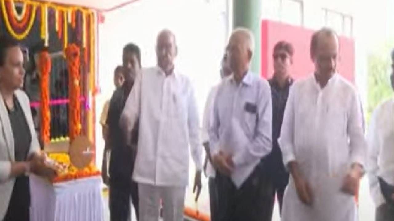 बारामतीत उद्धाटनाच्या कार्यक्रमात जरी शरद पवार आणि अजित पवार एकत्र आले असले तरी त्यांनी या कार्यक्रमात एकमेकांच्या शेजारी बसणं टाळलं. यावेळी शरद पवार आणि अजित पवार एक खुर्ची सोडून बसले.