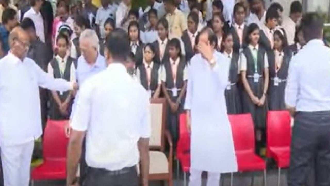 बारामतीत एका उद्धाटनाच्या कार्यक्रमानिमित्त शरद पवार आणि अजित पवार एकत्र आले आहेत. बारामती कृषी विज्ञान केंद्राच्या टेक्नॉलॉजी डेमोन्स्ट्रेशन प्रोजेक्टच्या उद्घाटनाचा हा कार्यक्रम होता. याच कार्यक्रमात शरद पवार आणि अजित पवार एकत्र आले.