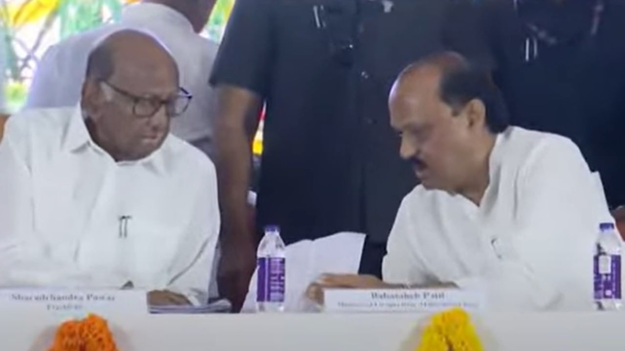 अजितदादांनी शरद पवारांच्या बाजूला बसणं टाळलं; मंचावर येताच काय केलं? त्या एका कृतीची महाराष्ट्रात चर्चा!
