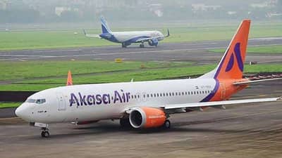 गुवाहाटी एअरपोर्टवर मुंबईचे प्रवासी अडकले; संतप्त प्रवाशांचा विमानतळावरच ठिय्या