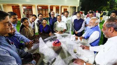 उशीरा आल्याने नियोजीत बैठकच रद्द, तर कुठे सिगरेट ओढताना पकडले...जगभरात फिरून आलेल्या खासदारांचे ते किस्से