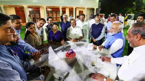 उशीरा आल्याने नियोजीत बैठकच रद्द, तर कुठे सिगरेट ओढताना पकडले...जगभरात फिरून आलेल्या खासदारांचे ते किस्से