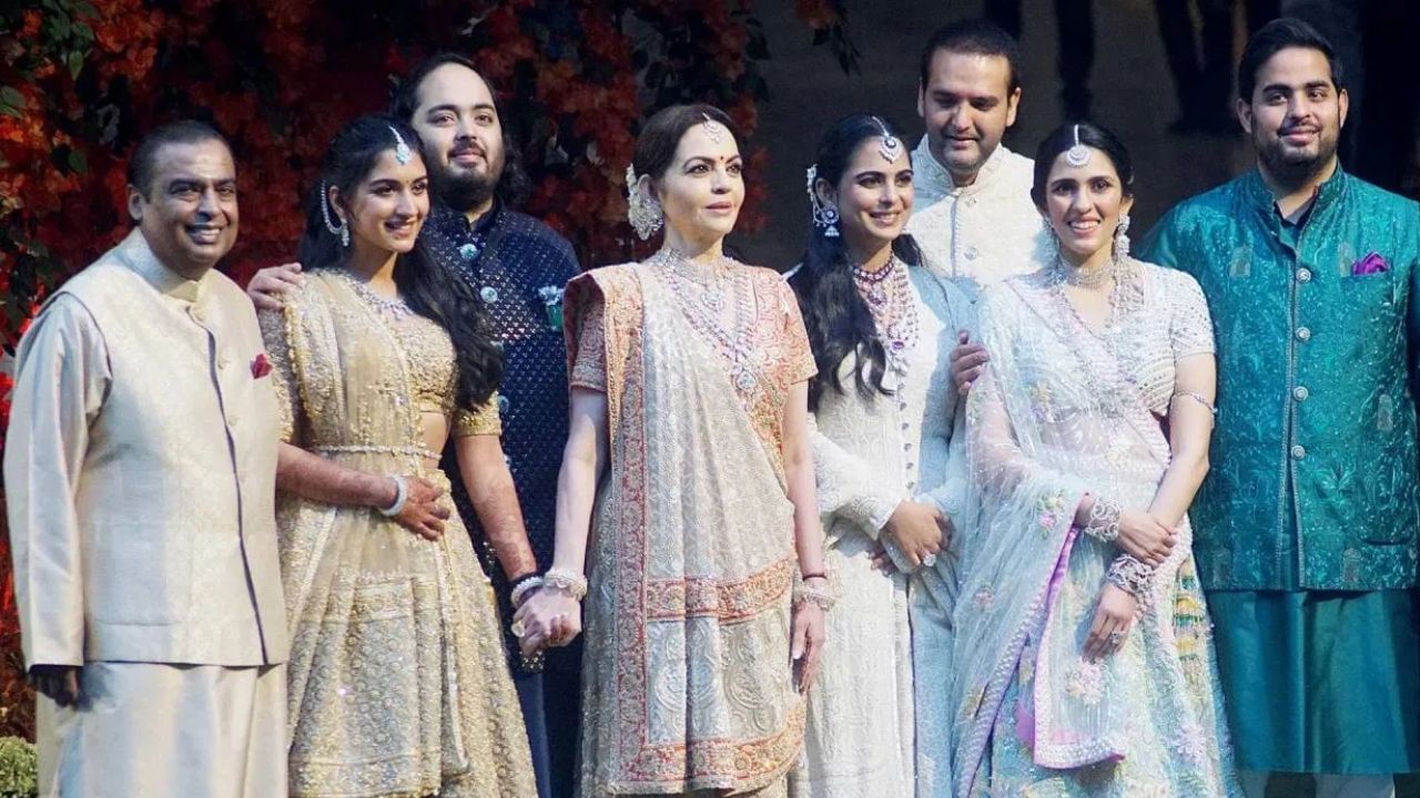 अंबानी कुटुंबाकडे किती कोटींचे दागिने?, 450 कोटींचा हार, 200 कोटींचा बाजूबंद अन्...