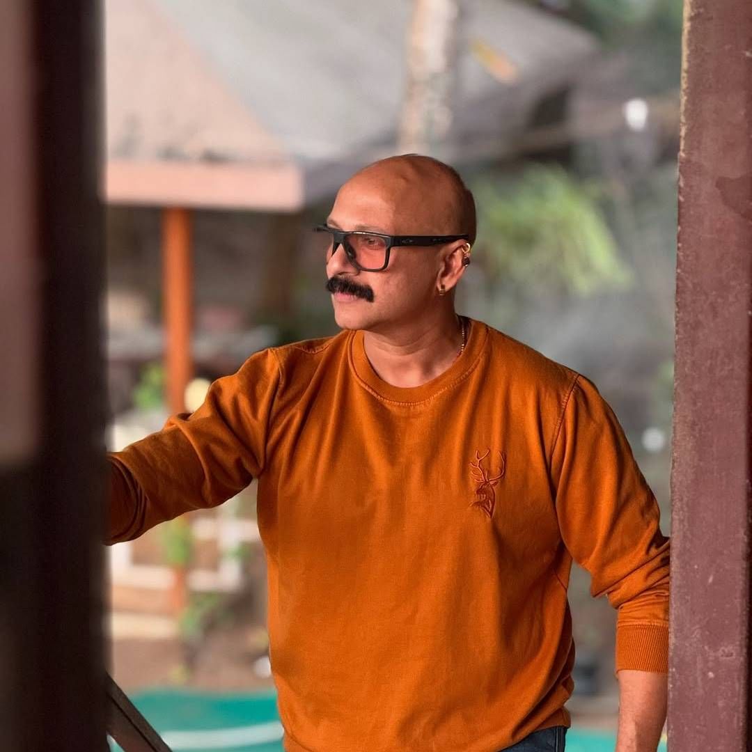 मात्र डॉक्टरांनी अर्थातच याला परवानगी दिली नाही. त्यामुळे दीनानाथ नाट्यगृहातील जवळपास हाऊसफुल्ल प्रयोग रद्द करावा लागला. तीन तास काय, 30 दिवस हलायचं नाही इथून.. असं डॉक्टरांनी त्यांना खडसावलं. 
