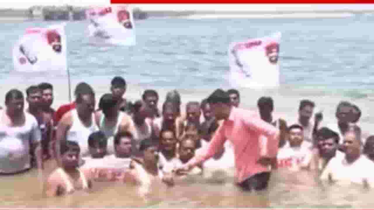 Amravati News : विश्रोळी धरणात प्रहारच्या कार्यकर्त्यांचं जलसमाधी आंदोलन Amravati News : विश्रोळी धरणात प्रहारच्या कार्यकर्त्यांचं जलसमाधी आंदोलन