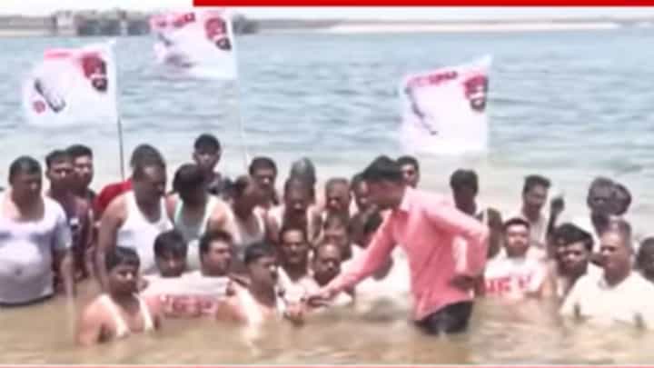 Amravati News : विश्रोळी धरणात प्रहारच्या कार्यकर्त्यांचं जलसमाधी आंदोलन Amravati News : विश्रोळी धरणात प्रहारच्या कार्यकर्त्यांचं जलसमाधी आंदोलन