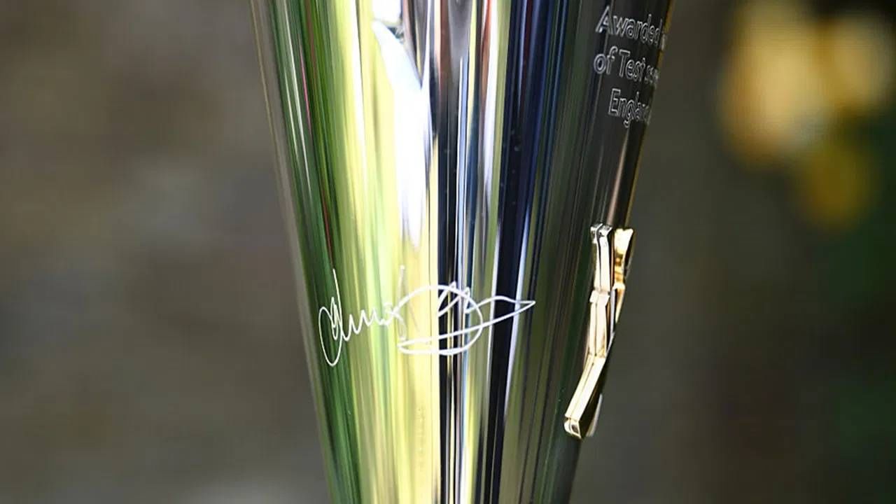 भारत-इंग्लंड मालिकेच्या या नवीन ट्रॉफीवर सचिन आणि अँडरसन यांचे स्वाक्षरीपत्र देखील आहे. या ट्रॉफीवर लिहिले आहे की ही ट्रॉफी भारत आणि इंग्लंडमधील कसोटी मालिका जिंकणाऱ्या संघाला दिली जाईल. (फोटो-GETTY IMAGES)