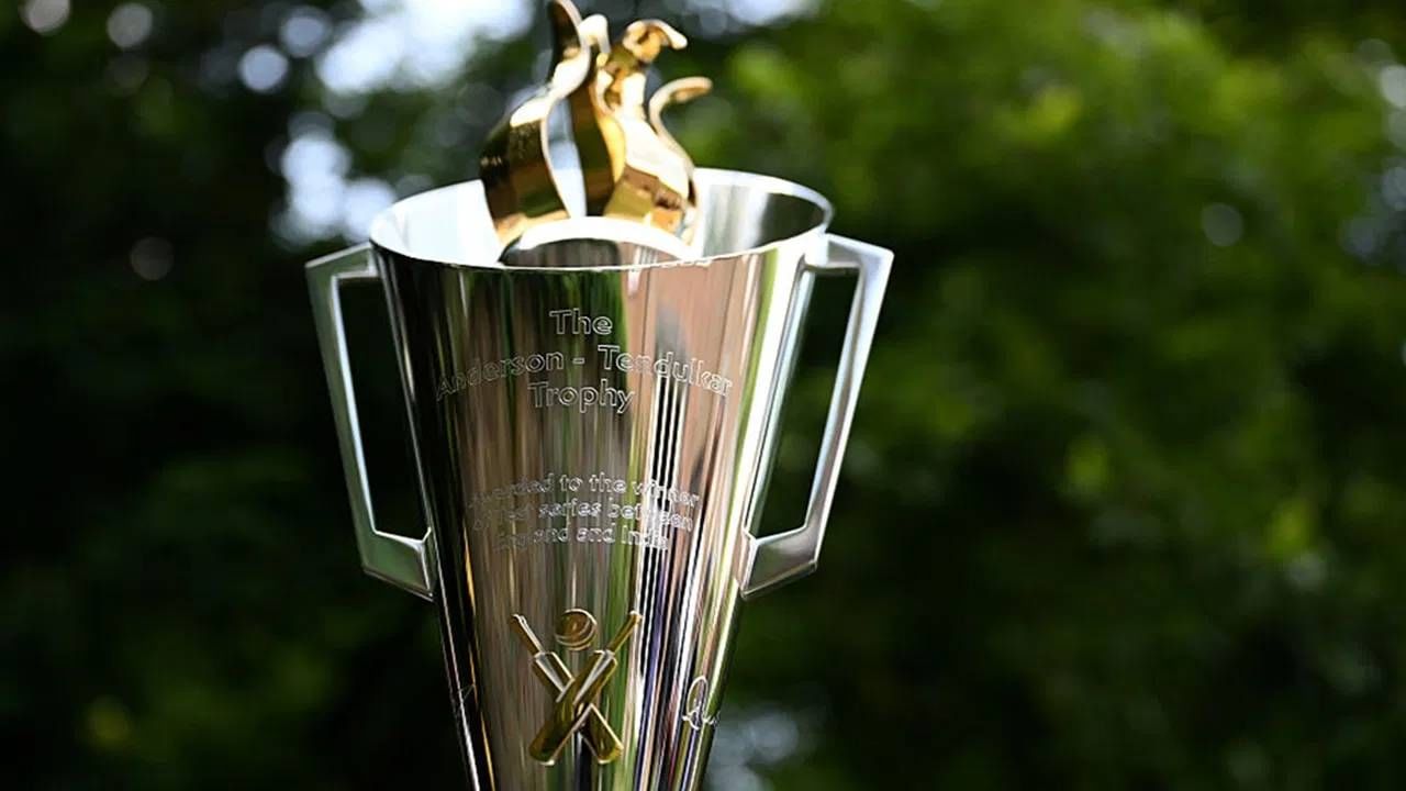 गुरुवारी लाँच केलेल्या ट्रॉफीवर अँडरसनची गोलंदाजीची एक्शन आणि सचिन तेंडुलकरचा कव्हर ड्राईव्ह मारत असलेल्या फोटो कोरला आहे. (फोटो-GETTY IMAGES)