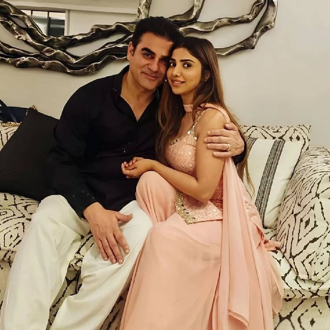 अभिनेत्री मलायका अरोराला घटस्फोट दिल्यानंतर अरबाज खानने डिसेंबर 2023 मध्ये सेलिब्रिटी मेकअप आर्टिस्ट शुरा खानशी दुसरं लग्न केलं. 
