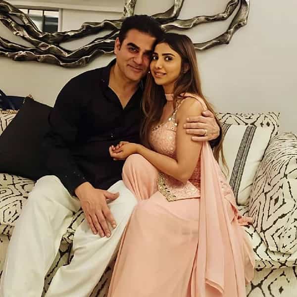 अभिनेत्री मलायका अरोराला घटस्फोट दिल्यानंतर अरबाज खानने डिसेंबर 2023 मध्ये सेलिब्रिटी मेकअप आर्टिस्ट शुरा खानशी दुसरं लग्न केलं.