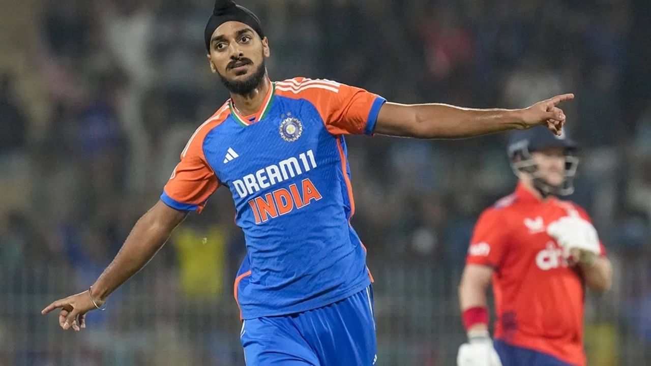 सामन्यातील एकूण 20 पैकी पहिल्या 6 ओव्हर पावरप्लेमधील असतात. मात्र आता नव्या नियमानुसार, 5 ओव्हरचा खेळ झाल्यास 1.3 ओव्हर पावरप्ले असेल. 10 ओव्हरचा सामना झाल्यास 18 बॉल पावरप्लेनुसार होतील. सामना 19.4 ओव्हरचा झाल्यास 5.4 ओव्हर पावरप्ले असेल. या नियमाची  अंमलबजावणी 2 जुलैपासून होणार आहे. टी 20 ब्लास्ट स्पर्धेत आधीपासूनच या नियमानुसार पावरप्लेच्या ओव्हर निश्चित केल्या जातात. (Photo Credit : PTI)