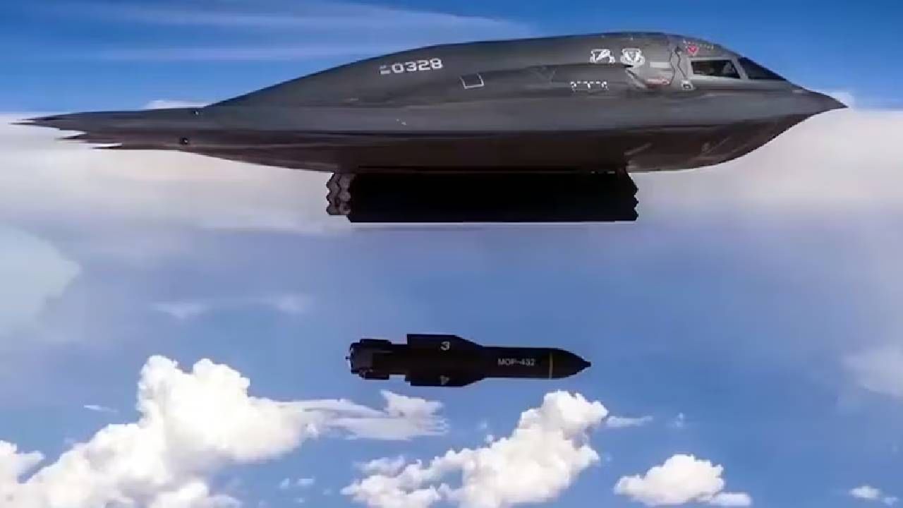 Operation Midnight Hammer : इराणमध्ये ऑपरेशन फक्त सात B 2 बॉम्बर्सनी केलं, मग अमेरिकेने 125 फायटर जेट्स का पाठवलेली? Operation Midnight Hammer : इराणमध्ये ऑपरेशन फक्त सात B 2 बॉम्बर्सनी केलं, मग अमेरिकेने 125 फायटर जेट्स का पाठवलेली?