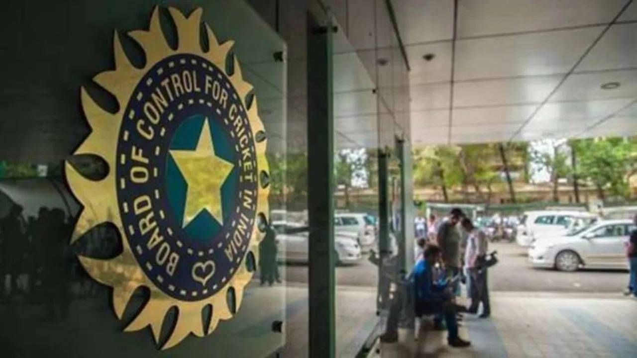 ट्रॉफी जिंकल्यानंतर विजयी मिरवणूक काढता येणार की नाही? BCCI चे नवे 8 नियम काय?; 7 वा नियम ठरणार डोकेदुखी ट्रॉफी जिंकल्यानंतर विजयी मिरवणूक काढता येणार की नाही? BCCI चे नवे 8 नियम काय?; 7 वा नियम ठरणार डोकेदुखी