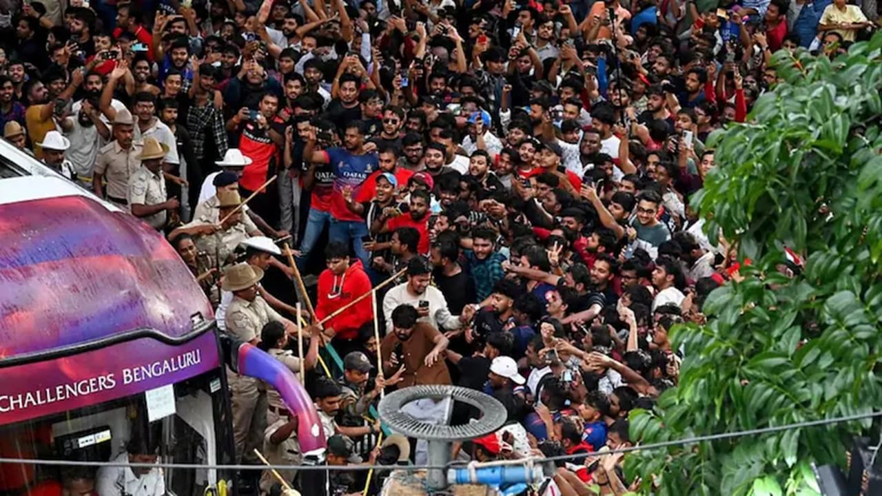 Bengaluru Stampede प्रकरणी सरकारचा मोठा निर्णय, मृतांच्या कुटुंबियांना 10 ऐवजी 25 लाखांची मदत Bengaluru Stampede प्रकरणी सरकारचा मोठा निर्णय, मृतांच्या कुटुंबियांना 10 ऐवजी 25 लाखांची मदत