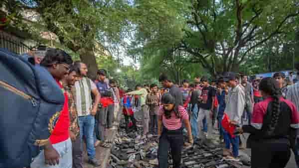 Bengaluru Stampede : बंगळुरु चेंगराचेंगरी प्रकरणी मोठी अपडेट, अखेर त्या दोघांचा राजीनामा