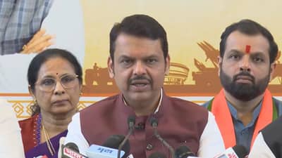 लोकलमधील गर्दी टाळण्यासाठी सरकारी कार्यालयांच्या वेळत बदल, CM फडणवीसांची घोषणा