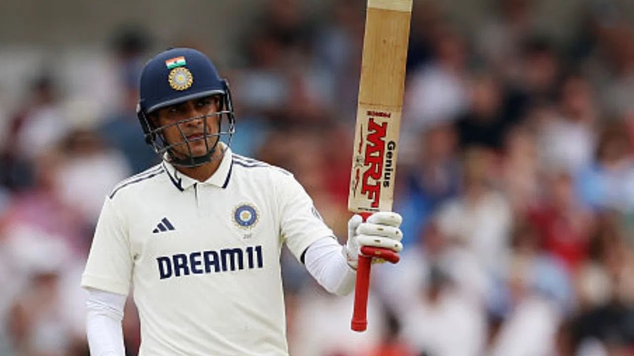 शुबमन कसोटीत कर्णधार म्हणून पहिल्याच सामन्यातील पहिल्या डावात शतक करणारा सर्वात युवा भारतीय फलंदाज ठरला. शुबमनने वयाच्या 25 वर्ष 285 व्या दिवशी ही कामगिरी केली.  शुबमनने यासह विराटचा कर्णधार म्हणून रेकॉर्ड ब्रेक केला. विराटने वयाच्या 26 वर्ष 34 दिवशी कर्णधार म्हणून पदार्पणात शतक केलं होतं.  (Photo Credit: Getty Images)